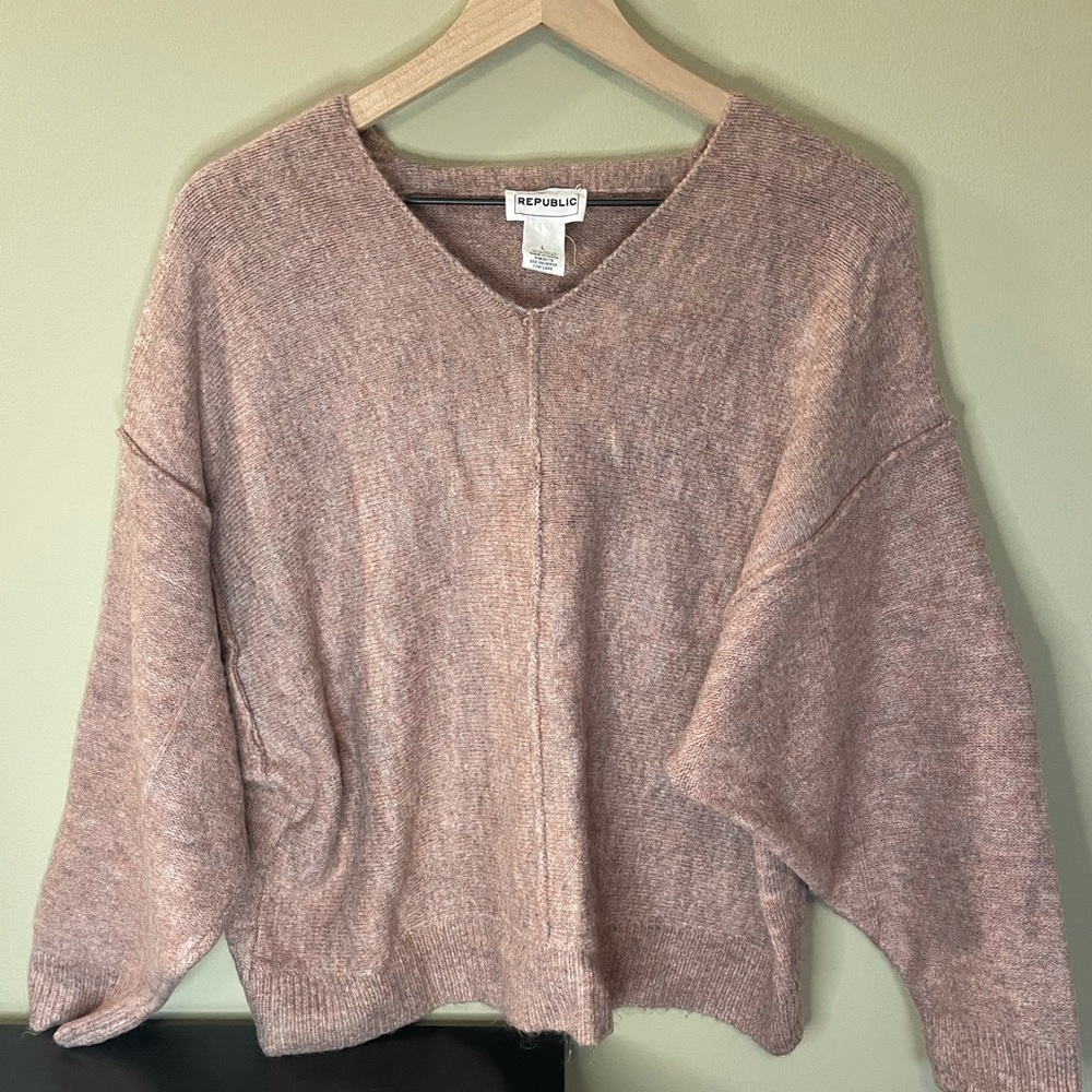 Republic V-neck sweater bat wing sleeves dusty rose color Large